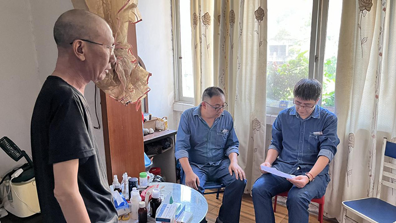 弘旭工會領(lǐng)導帶隊慰問因病致困員工(圖1)