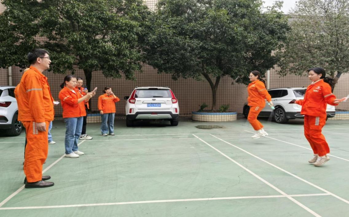 光芒四射，繩彩飛揚(yáng) ——弘旭公司工會(huì)開展秋季跳繩活動(dòng)(圖1)